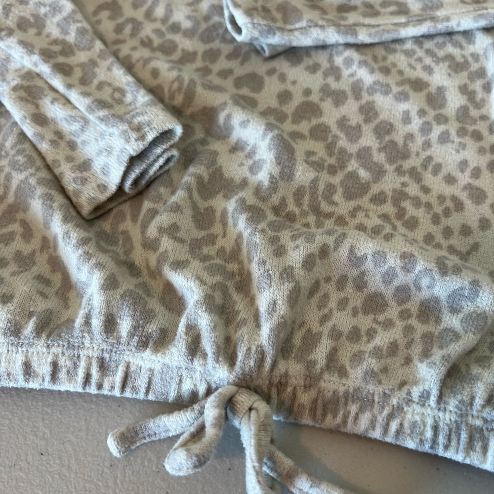 Leopard Print Drawstring Hem Top - Picture 4 of 7
